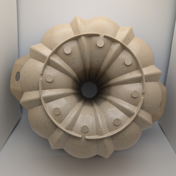 Vintage LittonWare Microwave Cookware Bundt Cake Pan 4 Quart Deep P/N 39285 - Picture 6 of 6